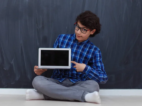 Άραβας Έφηβος Που Χρησιμοποιούν Φορητό Υπολογιστή Για Εργαστούν Για Την — Φωτογραφία Αρχείου