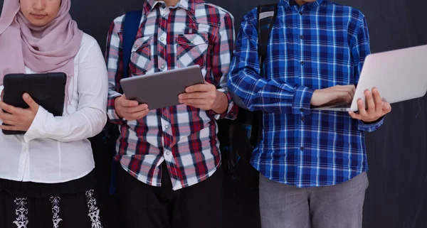 Arabský Tým Teenagerů Studentská Skupina Pracující Společně Notebooku Tabletu — Stock fotografie