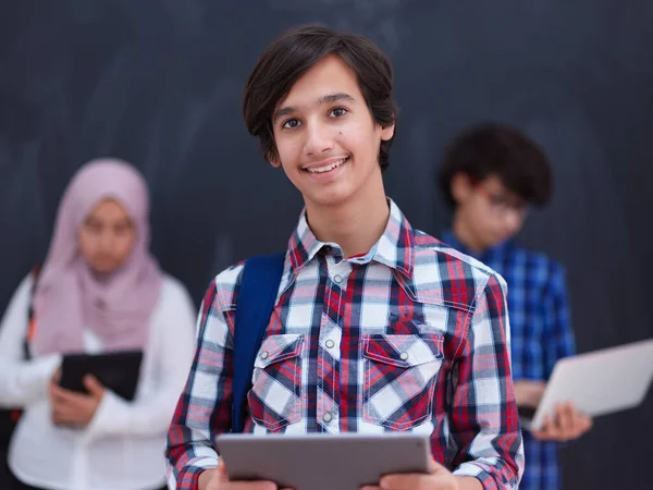 Arabski Zespół Nastolatków Grupa Studentów Pracujących Razem Laptopie Tablecie Online — Zdjęcie stockowe