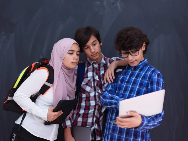 Arabisch Tieners Team Studenten Groep Werken Samen Laptop Tablet Computer — Stockfoto