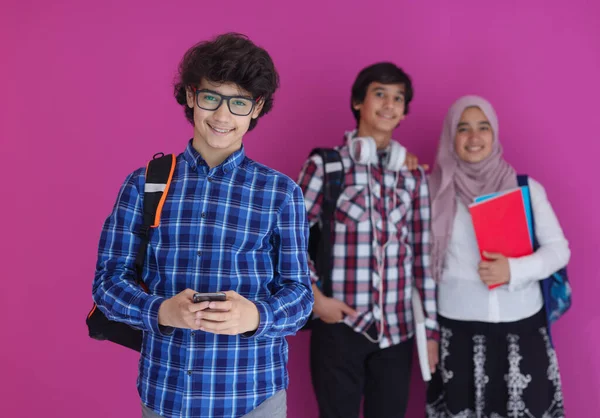 阿拉伯青少年团体 未来的学生队伍继续前行 回到学校概念粉红的背景 — 图库照片