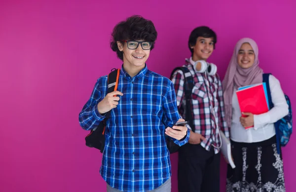 Grupo Adolescentes Árabes Equipe Estudantes Caminhando Para Frente Futuro Volta — Fotografia de Stock