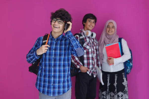 Grupo Adolescentes Árabes Equipo Estudiantes Caminando Hacia Adelante Futuro Vuelta — Foto de Stock