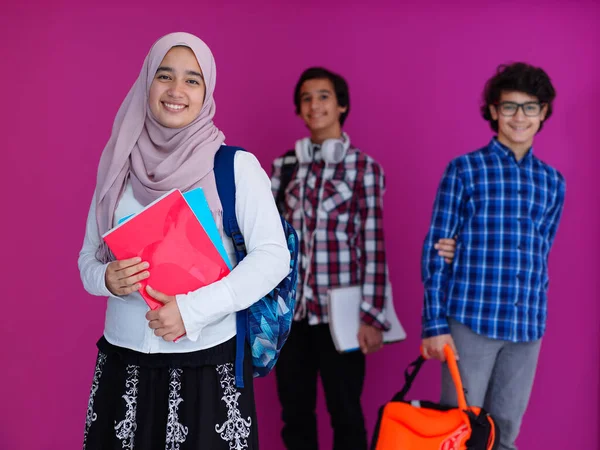 Groupe Adolescents Arabes Équipe Étudiants Marchant Vers Avant Dans Futur — Photo