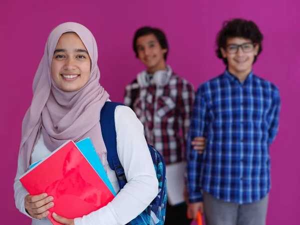 Groupe Adolescents Arabes Équipe Étudiants Marchant Vers Avant Dans Futur — Photo