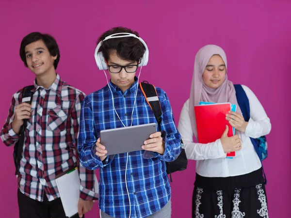 Takım Olarak Arap Gençler Öğrenciler Dizüstü Bilgisayar Tablet Bilgisayar Kullanarak — Stok fotoğraf