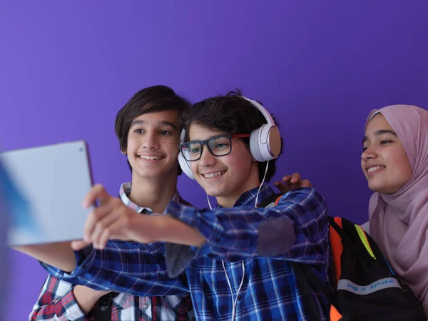 Arabo Adolescenti Come Squadra Gruppo Studenti Che Lavorano Insieme Sul — Foto Stock