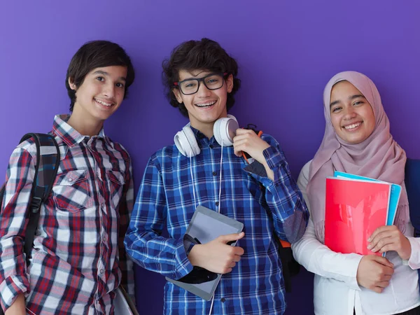 Adolescentes Árabes Como Equipe Grupo Estudantes Trabalhando Juntos Projeto Usando — Fotografia de Stock