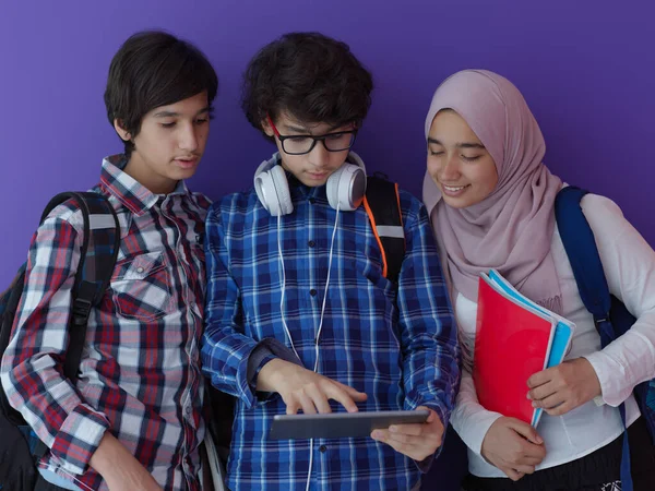 Takım Olarak Arap Gençler Öğrenciler Dizüstü Bilgisayar Tablet Bilgisayar Kullanarak — Stok fotoğraf