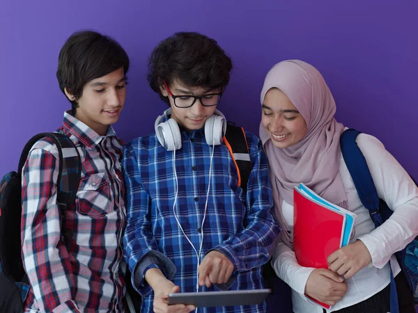 Arabo Adolescenti Come Squadra Gruppo Studenti Che Lavorano Insieme Sul — Foto Stock