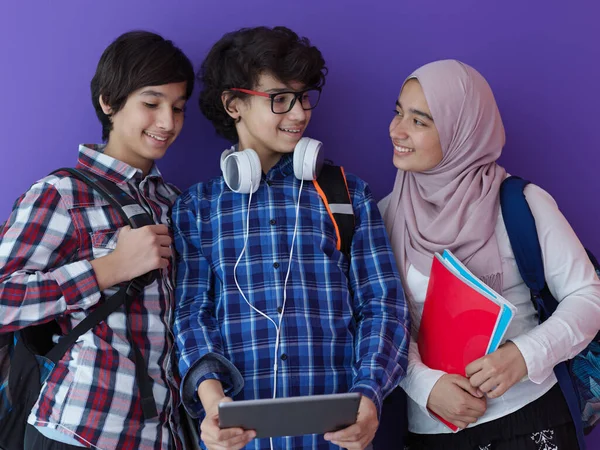 Arabische Tieners Als Team Studenten Groep Samen Werken Aan Het — Stockfoto