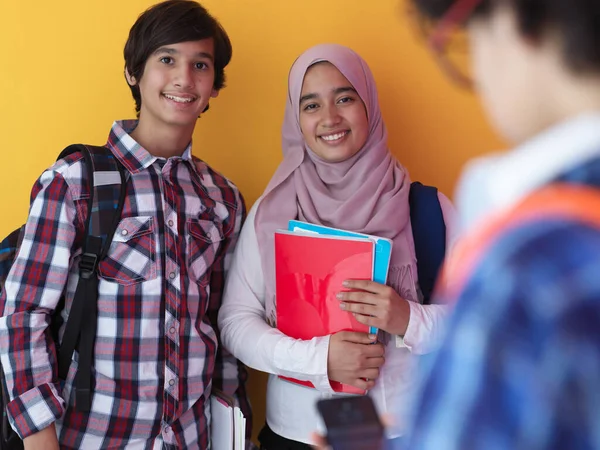 Arabo Adolescenti Come Squadra Gruppo Studenti Che Lavorano Insieme Sul — Foto Stock