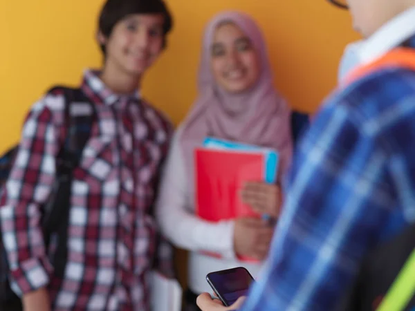 Arabski Nastolatki Jako Zespół Studenci Grupy Pracujące Razem Nad Projektem — Zdjęcie stockowe