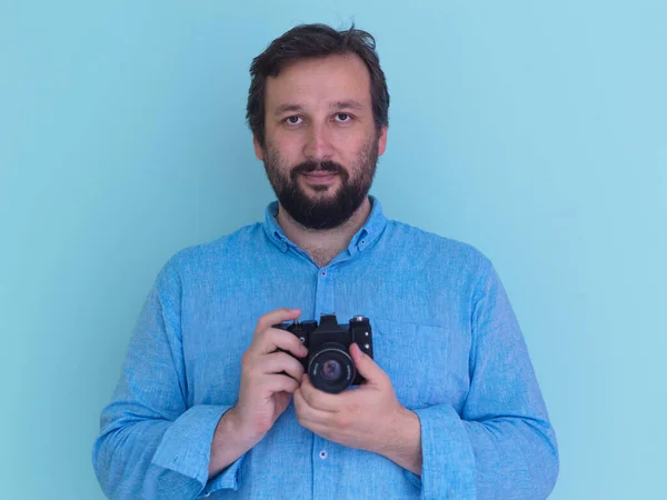 Портрет Мужчины Фотографа Голубой Рубашке Держащего Старую Аналоговую Арт Камеру — стоковое фото