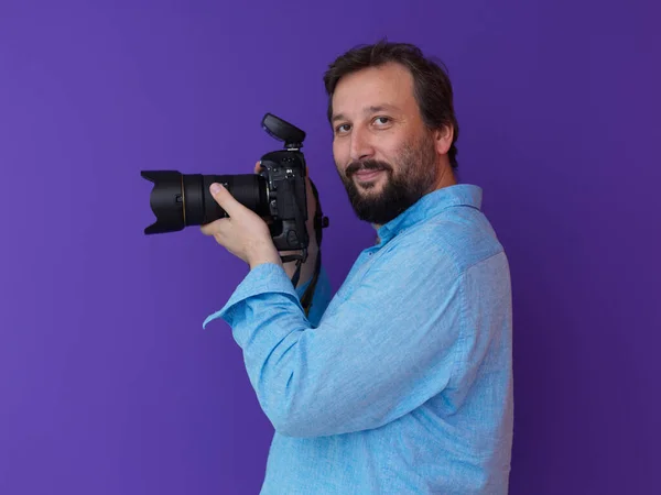 Retrato Fotógrafo Masculino Con Barba Camisa Azul Sosteniendo Cámara Digital — Foto de Stock