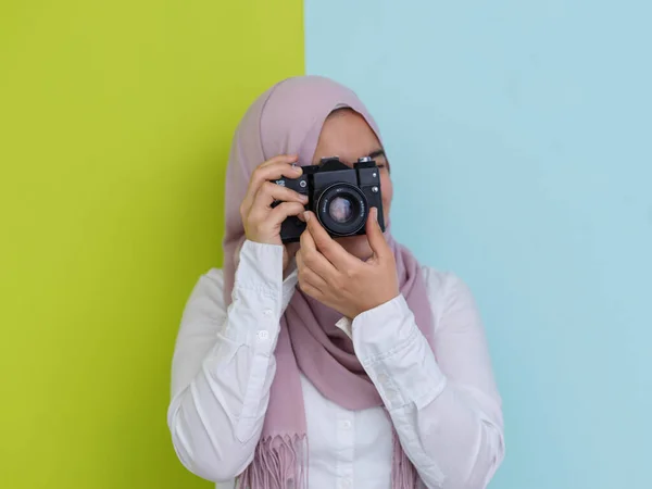 Retrato Mulher Muçulmana Fotógrafa Com Câmera Slr — Fotografia de Stock