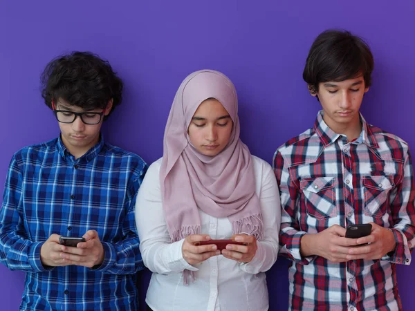 Arabische Teenagergruppe Nutzt Smartphones Zur Vernetzung Sozialen Medien Und Zum — Stockfoto