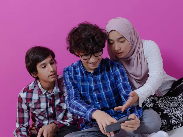 Arabische Tieners Groep Met Behulp Van Smartphones Voor Social Media — Stockfoto