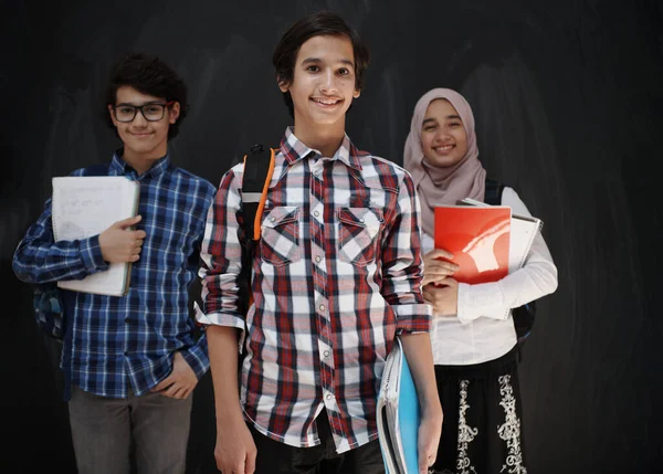 Arabo Adolescenti Studenti Ritratto Gruppo Contro Lavagna Nera Indossando Zaino — Foto Stock