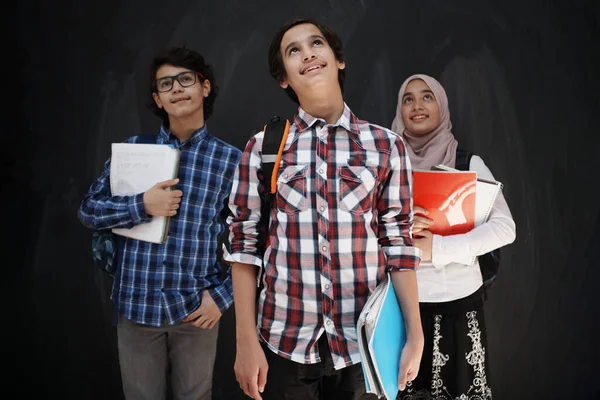 Adolescentes Árabes Estudantes Grupo Retrato Contra Quadro Preto Vestindo Mochila — Fotografia de Stock