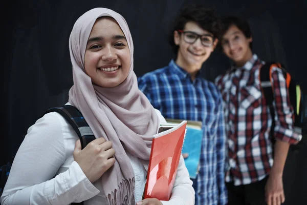 Arabische Tieners Studenten Groepsportret Tegen Zwart Schoolbord Met Rugzak Boeken — Stockfoto