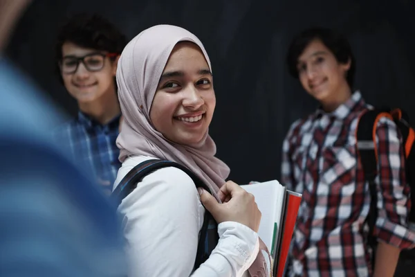 Arabische Tieners Studenten Groepsportret Tegen Zwart Schoolbord Met Rugzak Boeken — Stockfoto