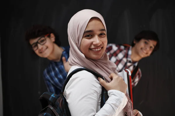 Arabiska Tonåringar Elever Grupp Porträtt Mot Svart Tavla Bär Ryggsäck — Stockfoto