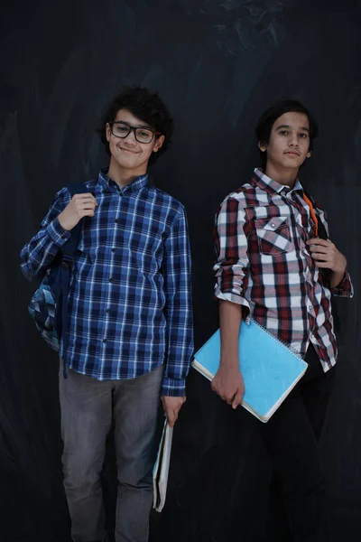 Arabische Tieners Groep Portret Tegen Zwart Schoolbord Dragen Rugzak Boeken — Stockfoto