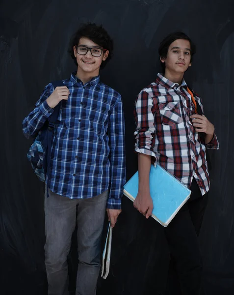 Arabische Tieners Groep Portret Tegen Zwart Schoolbord Dragen Rugzak Boeken — Stockfoto