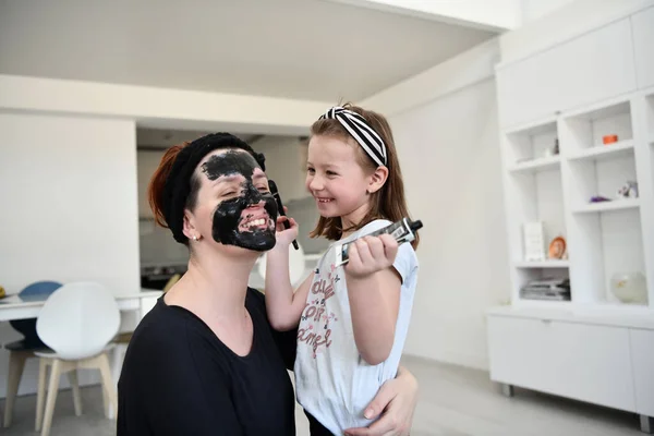 Trattamento Bellezza Famiglia Durante Pandemia Coronavirus Soggiorno Casa Quarantena Madre — Foto Stock