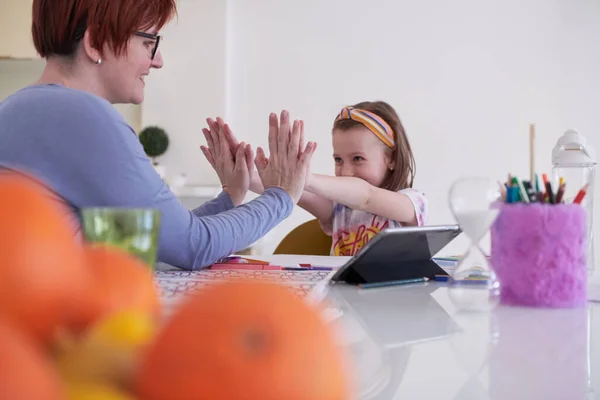 Moeder Dochtertje Spelen Samen Creatief Kunstwerk Tijdens Coronavirus Quarantaine Meettijd — Stockfoto