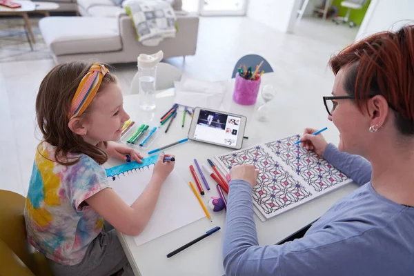 Madre Hija Jugando Juntas Dibujando Obras Arte Creativas Durante Cuarentena — Foto de Stock