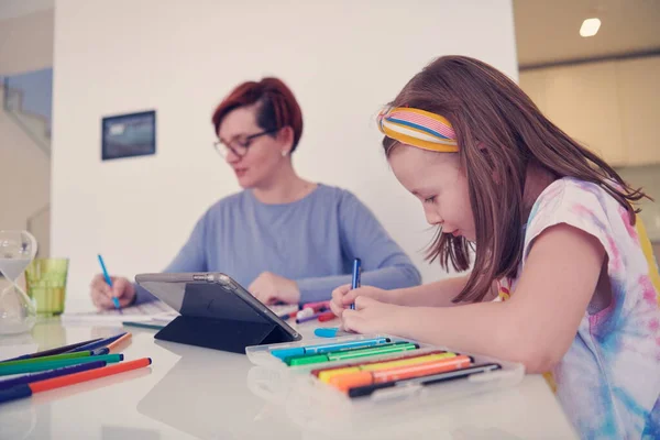 Mutter Und Kleine Tochter Beim Gemeinsamen Malen Kreativer Kunstwerke Während — Stockfoto