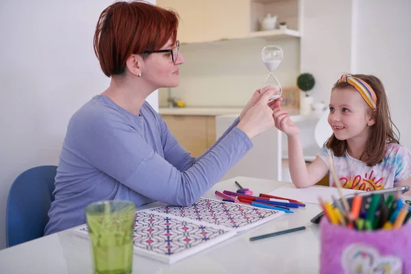 Madre Hija Jugando Juntas Dibujando Obras Arte Creativas Durante Cuarentena —  Fotos de Stock