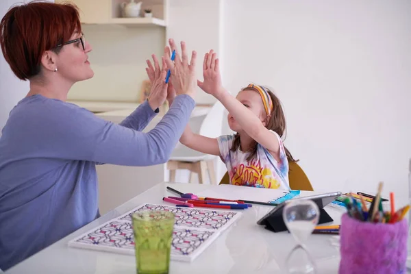 Mère Petite Fille Jouent Ensemble Dessinant Des Œuvres Art Créatives — Photo