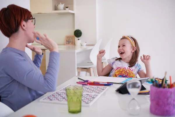 Moeder Dochtertje Spelen Samen Creatief Kunstwerk Tijdens Coronavirus Quarantaine Meettijd — Stockfoto