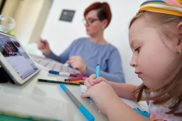 Mãe Filhinha Brincando Juntas Desenhando Arte Criativa Durante Quarentena Coronavírus — Fotografia de Stock