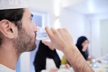 Mübarek Mübarek bayram ailesi ziyafeti kırmak için havan suyu içiyor. Ramazan Bayramı 'nda evde geleneksel yemekler yemek. Modern Batı İslam 'da İslami helal yiyecekler ve içecekler.