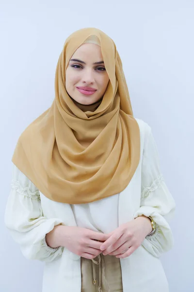 Portrait Belle Femme Musulmane Robe Mode Avec Hijab Isolé Sur — Photo