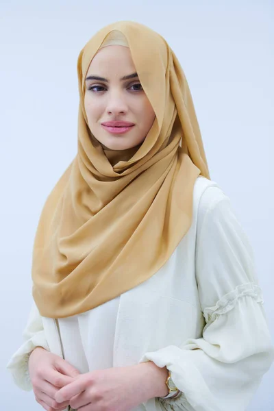 Retrato Bela Mulher Muçulmana Vestido Elegante Com Hijab Isolado Fundo — Fotografia de Stock
