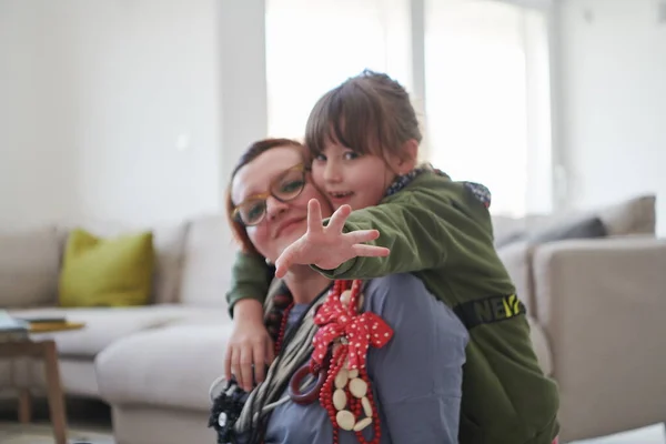 Madre Figlia Bambina Giocano Con Gioielli Mentre Stanno Casa Quarantena — Foto Stock