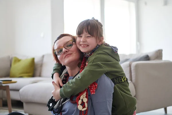 Mère Petite Fille Fille Jouant Avec Des Bijoux Tout Restant — Photo