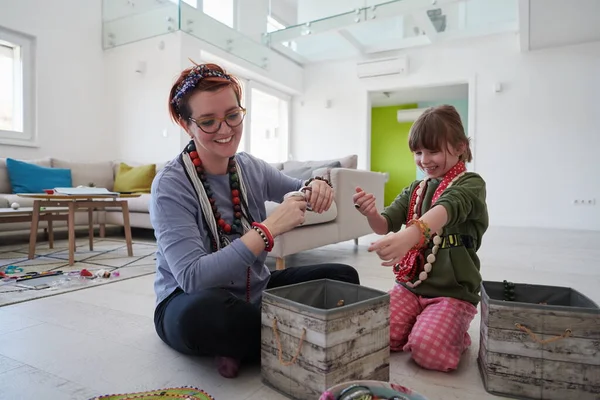 Mère Petite Fille Fille Jouant Avec Des Bijoux Tout Restant — Photo