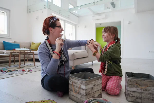 Anne Küçük Kız Coronavirus Karantinasında Kalırken Mücevherlerle Oynuyorlar — Stok fotoğraf