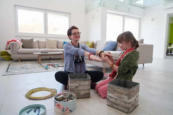 Madre Hija Pequeña Jugando Con Joyas Durante Estancia Casa Cuarentena —  Fotos de Stock