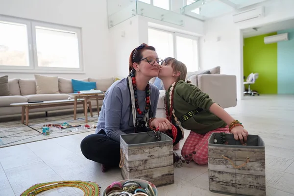 母亲和小女孩呆在家里 在验尸检疫室玩珠宝 — 图库照片