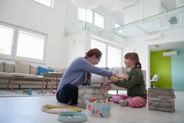 Mère Petite Fille Fille Jouant Avec Des Bijoux Tout Restant — Photo