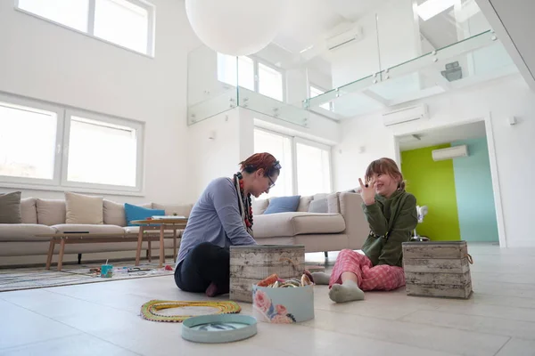 Mãe Filha Menina Brincando Com Jóias Enquanto Ficar Casa Quarentena — Fotografia de Stock