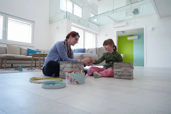 Mãe Filha Menina Brincando Com Jóias Enquanto Ficar Casa Quarentena — Fotografia de Stock