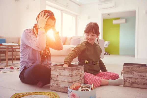 Mutter Und Kleine Tochter Spielen Mit Schmuck Während Sie Hause — Stockfoto